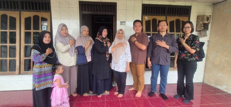 Tim Pengabdian Masyarakat Sastra Inggris Undip Ajarkan Infografis Media Promosi pada UMKM Putri Tirang