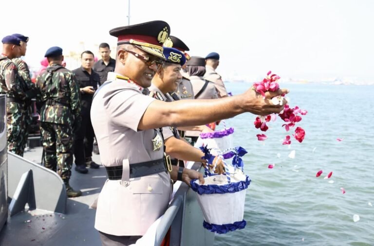 Kenang Jasa Pahlawan, Polda Jateng Gelar Upacara Tabur Bunga di Laut Tanjung Emas