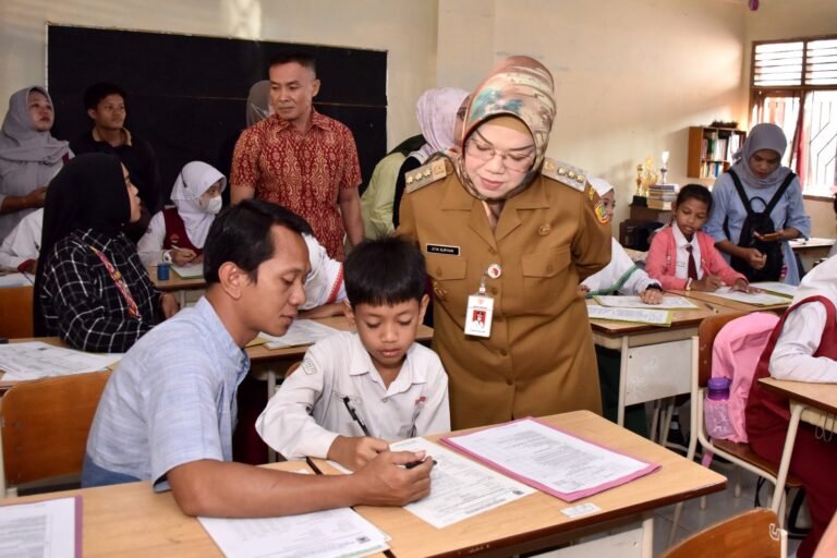 Sidak SPMB, Bupati Etik Ingatkan Mutu Pendidikan