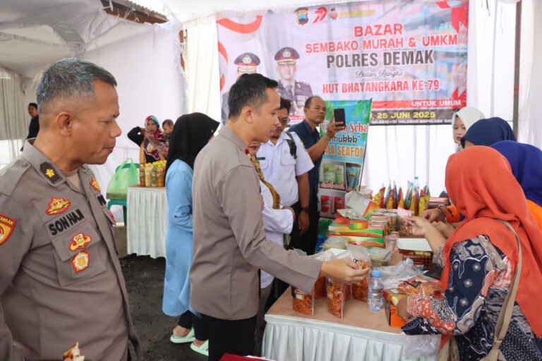 Polres Demak Gelar Pasar Murah Untuk Warga Terdampak Banjir Rob
