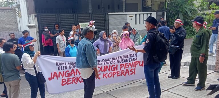 Rumah Bos BLN Digeruduk Warga yang Marah, Minta Uang Dikembalikan