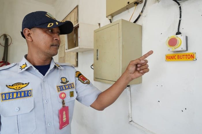 Tingkatkan Keselamatan di Perlintasan Sebidang, KAI dan DJKA Uji Coba Panic Button di Semarang