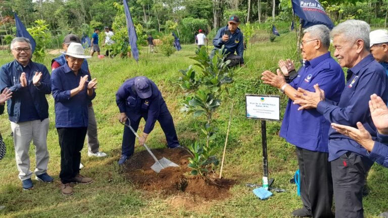 Nasdem Tanam Ratusan Pohon di Bumi Perkemahan Salatiga