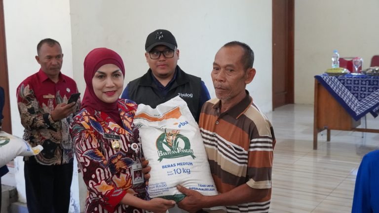 Pemkab Kendal Berikan Bantuan Beras