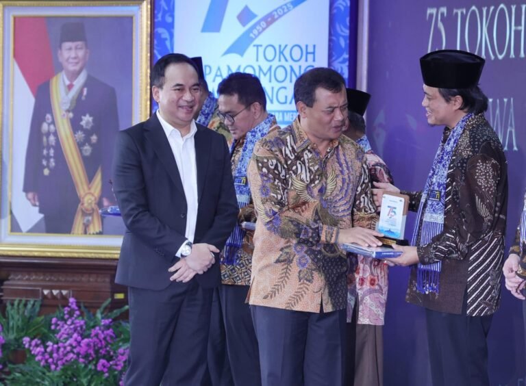 Gus Yusuf Terima Penghargaan Tokoh Pamomong