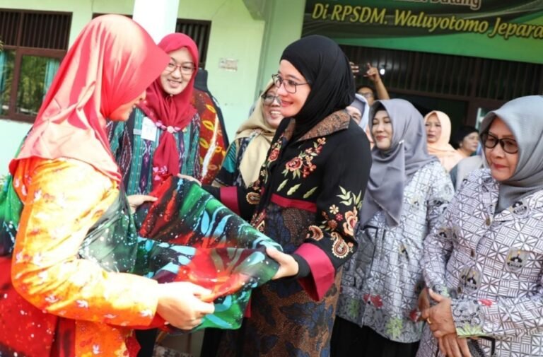 Ning Nawal, Ketua BKOW Jateng Kagumi Kerajinan Karya Disabilitas Jepara