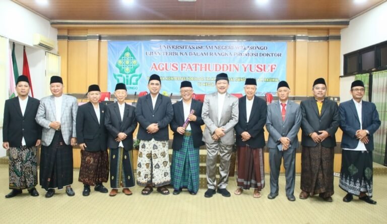 Gus Yasin Hadiri Ujian Promosi Doktor Wartawan Suara Merdeka