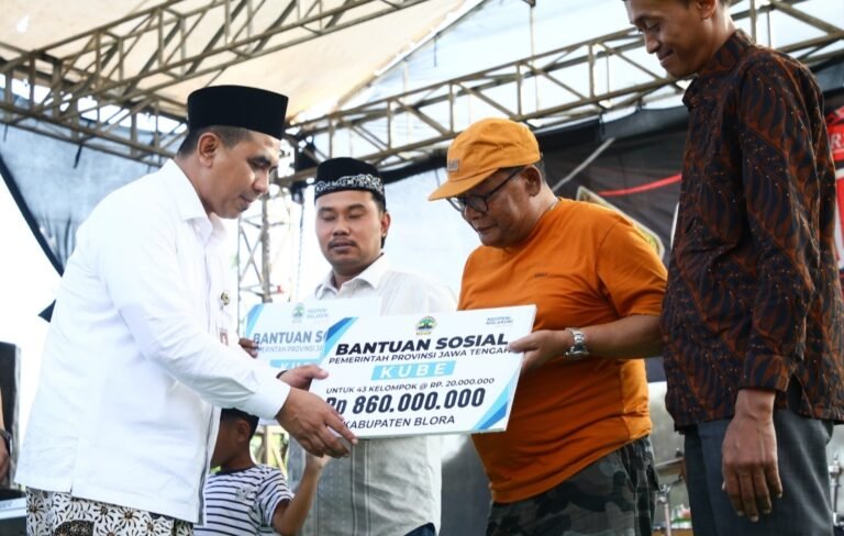 Salurkan Modal Usaha Rp 860 Juta ke Petani Blora, Gus Yasin Pesan Jangan Jadi Rebutan