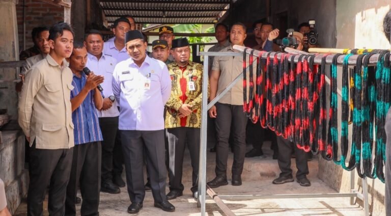 Pemprov Jateng Berkomitmen Kuatkan Industri Tenun Lurik Tradisional