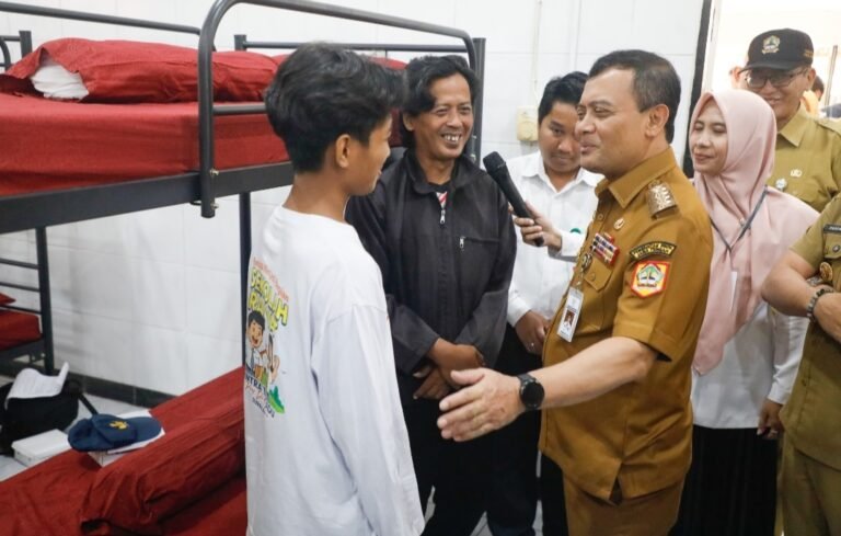 Hari Ini, Sekolah Rakyat di Jawa Tengah  Beroperasi, Gubernur: Saya Terharu! 