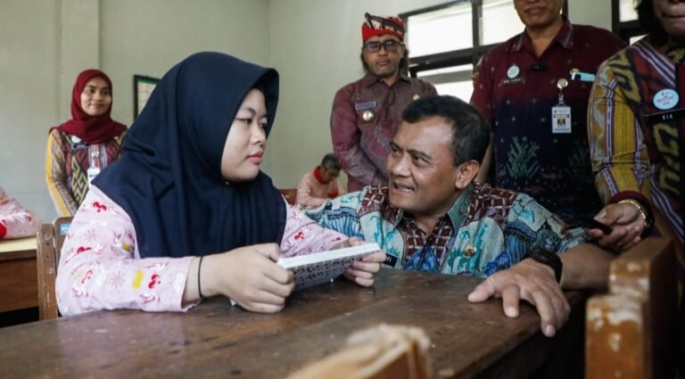 Dikunjungi Ahmad Luthfi, Penyandang Disabilitas Netra di Panti Penganthi Tunjukkan Optimisme dan Kebahagiaan