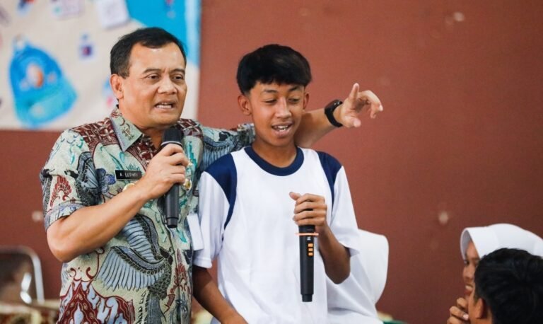 Ditinjau Ahmad Luthfi, 12 Anak Jalur Sekolah Kemitraan Diterima di SMA PGRI 1 Temanggung