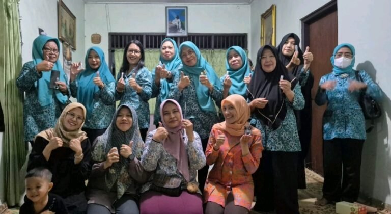 Edukasi dan Pelatihan Pembuatan Lip Balm berbasis Bahan Alami sebagai Upaya Menjaga Kesehatan Bibir