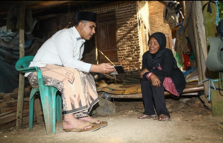 Wagub Jateng Gus Yasin Jemput Harapan di Rumah Reyot Lansia Sebatang Kara