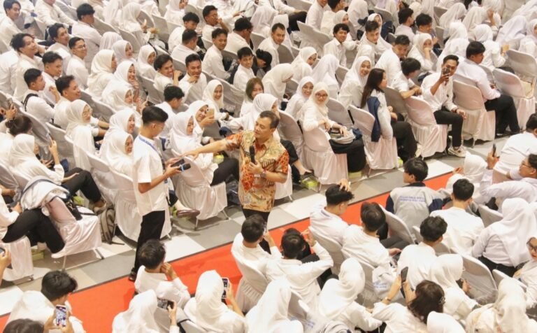 Gubernur Ahmad Luthfi Lepas 1.910 Mahasiswa KKN Tematik untuk Verifikasi Data RTLH