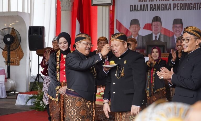 Cie..Cie..Wali Kota Suapi Ketua DPRD Salatiga