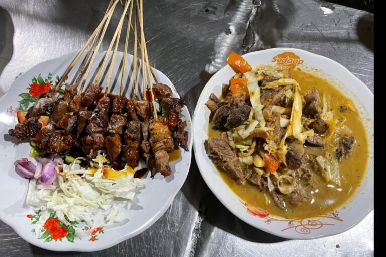 Empuknya Sate dan Tongseng Kambing Pak Bilal Demak, Porsinya Jumbo 