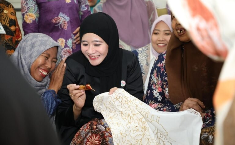 Ketika Ning Nawal Membatik Sembari Bersholawat Bareng Perajin di Batang