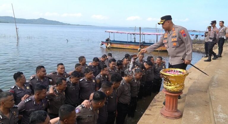 Naik Pangkat, 41 Personel Polres Wonogiri  Kungkum di Waduk Gajah Mungku