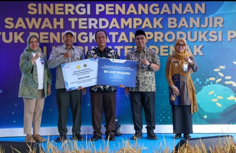 Gus Yasin Tepati Janji,  Bantu Benih Petani Korban Banjir Demak