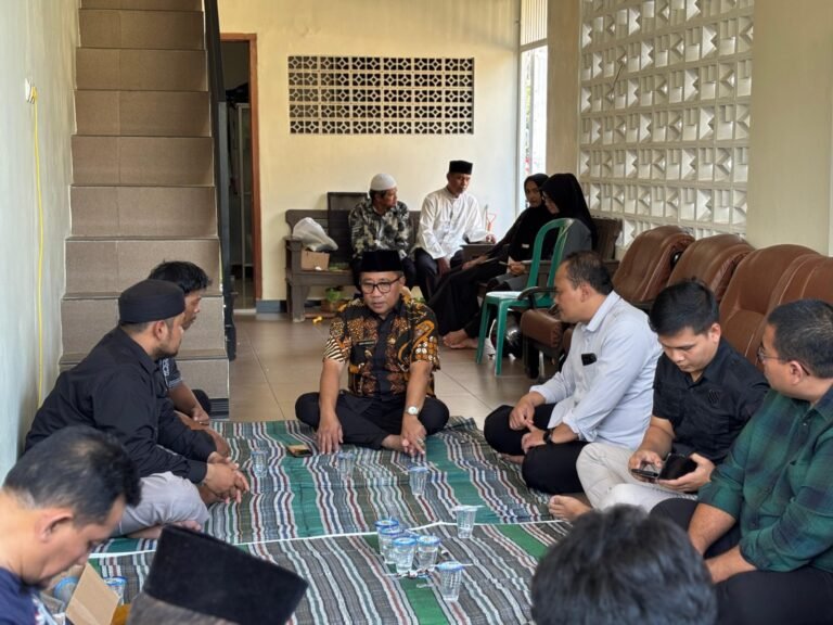 Iswar Aminuddin Takziah ke Rumah Duka Korban Tertabrak Feeder Trans Semarang