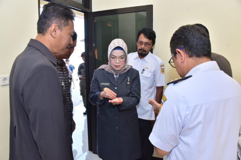 Bupati Etik Pantau Penyaluran Bantuan Beras CPP di Sukoharjo