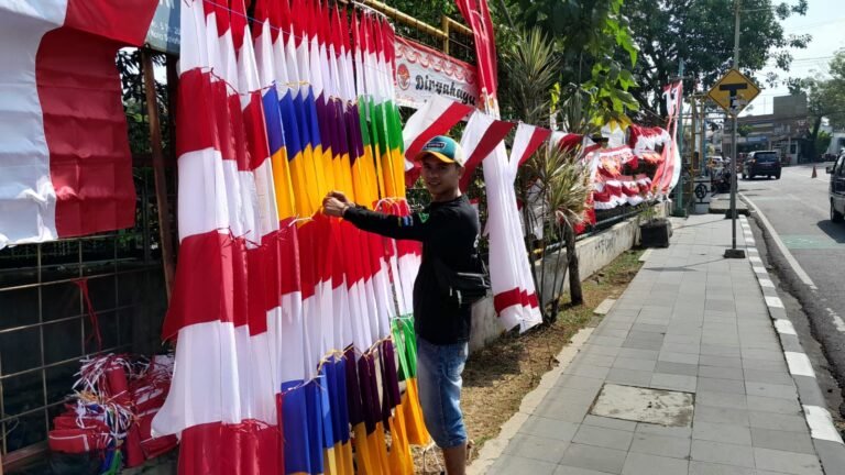 Omset Penjual Bendera Turun, Kalah dengan Online