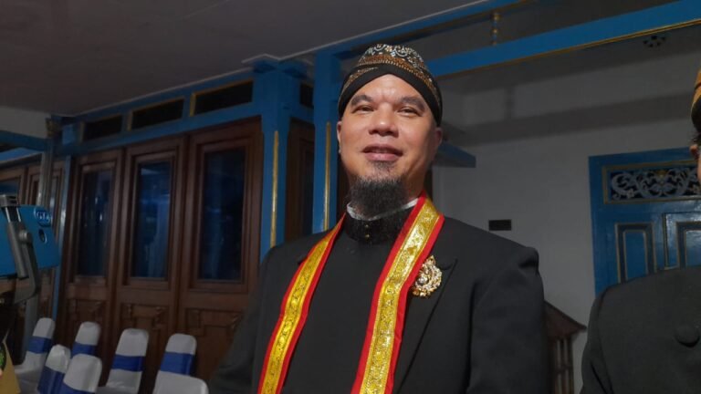 ‘Kanjeng Pangeran Ahmad Dhani Sastroatmojo Joyonegoro’ Gelar Kehormatan Ahmad Dhani dari Keraton Solo