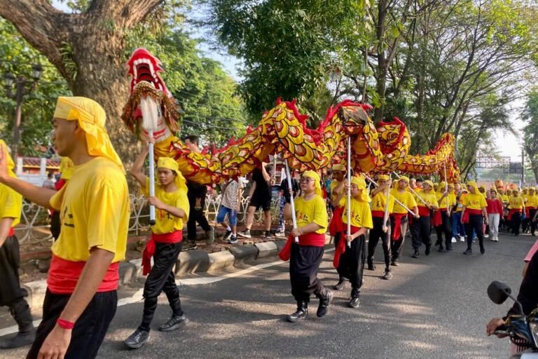 Ribuan Warga Tionghoa Antusias Ikuti Kirab Cheng Ho 620 th