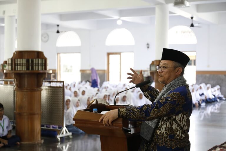 Menteri Abdul Mu’ti Ajak Santri jadi Pribadi Berilmu dan Beriman