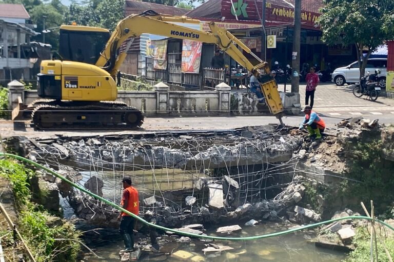 Pengerjaan Jembatan MT Haryono Ungaran Dimulai, Lalu Lintas Dialihkan Lewat Jalan Letjen Suprapto