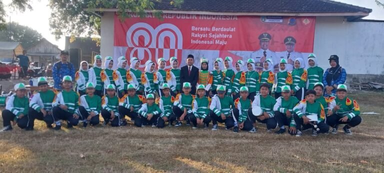 Drumband SMPN 3 Pamotan Iringi Pengibaran Sang Merah Putih di Upacara HUT RI ke-80 Kecamatan Pamotan