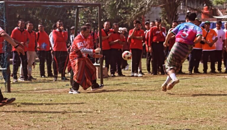 Bupati Semarang Berbaur ASN Ikuti Lomba Peringatan HUT Kemerdekaan RI