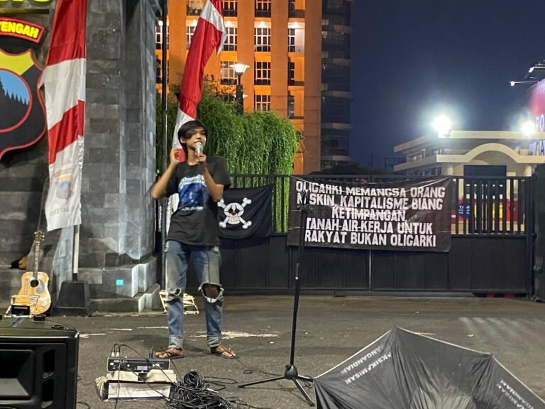 Bentangkan Bendera One Piece, Aksi Kamisan Tuntut Robig Dihukum Berat