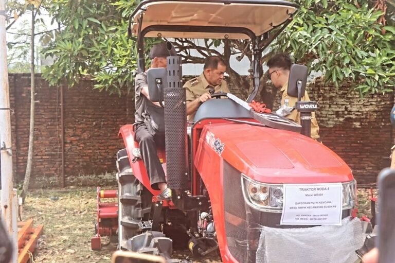 Bupati Semarang Serahkan 21 Unit Alsintan, Tingkatkan Produksi Luas Tambah Tanam