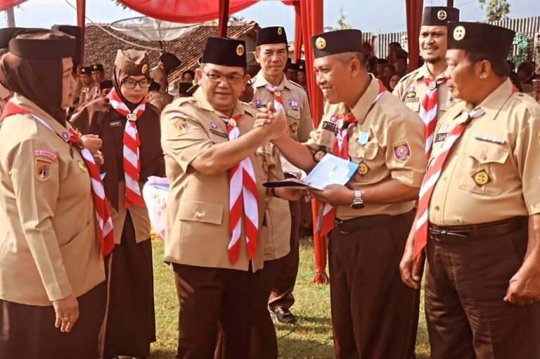 Dua Pelatih Kwarcab Pramuka Kabupaten Semarang Terima Penghargaan Lencana Dharma Bakti