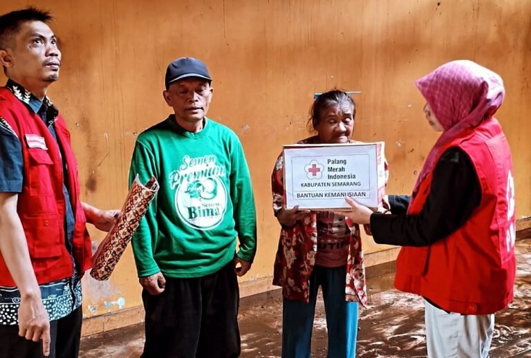 Rumah Mbah Ngatini Terbakar Gegera Tungku, PMI Getasan Gercep Salurkan Bantuan