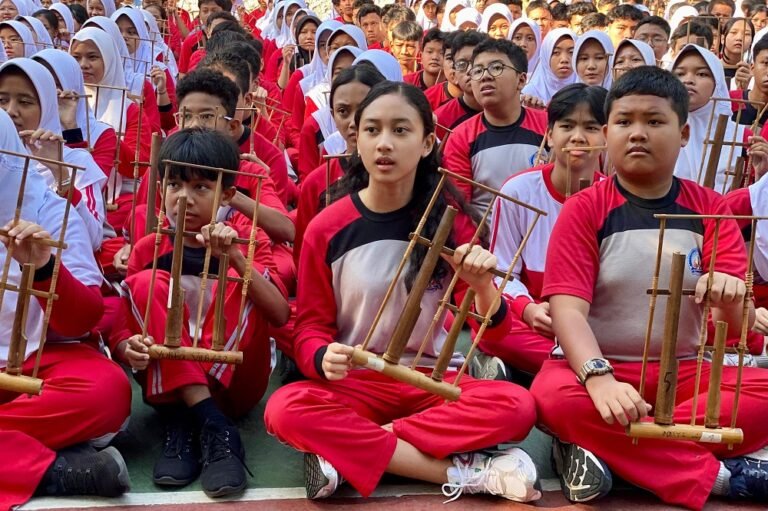 Senandung Seribu Angklung Mengalun di SMP Negeri 5 Kota Semarang
