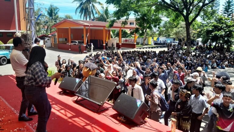 Keseruan Penutupan PKKMB UNW Ungaran Hadirkan Tren Model 80-an