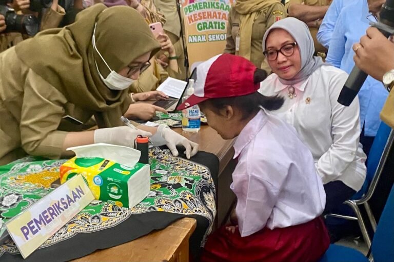 Menteri PPPA Luncurkan Cek Kesehatan Gratis di SLB Negeri Kota Semarang