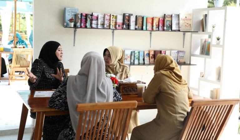 Resmikan Aksara Kafe D’ Rooftop, Nawal Yasin: Tempat Inspiratif Membaca dan Berkreasi