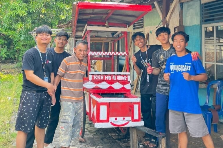 Mahasiswa KKN UIN Walisongo Semarang Restorasi Gerobak Penjual Pentol 