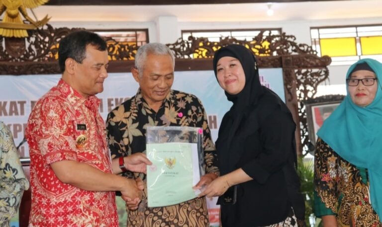 Ahmad Luthfi Hapus Hutang Petani, Bagikan 1.065 Sertifikat