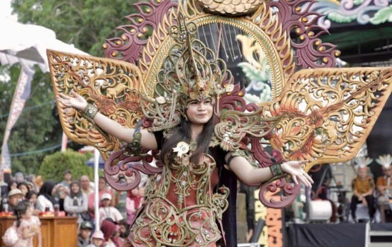 Wisatawan Jerman Kepincut Jepara Art Carnival Hari Jadi Ke-80 Provinsi Jateng