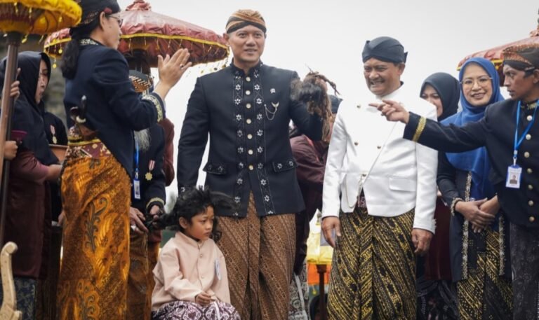 Ahmad Luthfi dan AHY Ikut Tradisi Cukur Rambut Gimbal di Dieng 