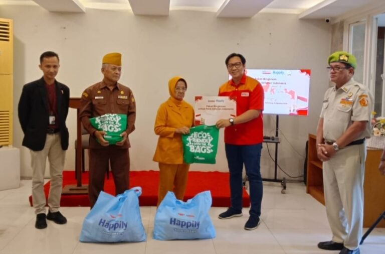 Alfamart Kerjasama Happily Bagikan Paket Sembako untuk Veteran di 10 Kota