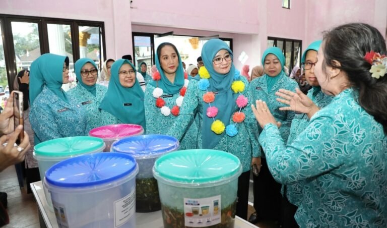 Sambil Gendong Anak, Ibu-Ibu Magelang Semangat Ikuti Pelatihan Usaha PKK Jateng