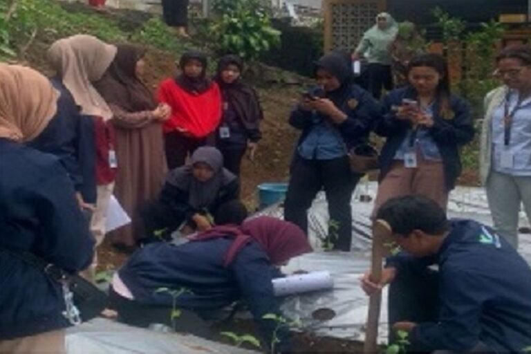 Kades Kalisidi Apresiasi KKN UNW Ungaran Pelatihan Pengelolaan Sampah dengan Biopori  
