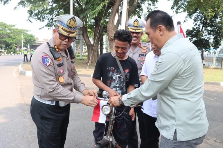 Polrestabes Semarang Bagikan Ratusan Bendera Merah Putih dan Nasi Kotak, Sambut HUT RI