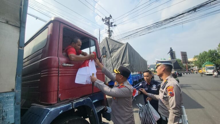 Sebarkan Semangat Nasionalisme, Polres Sukoharjo Bagikan 1.500 Bendera Merah Putih